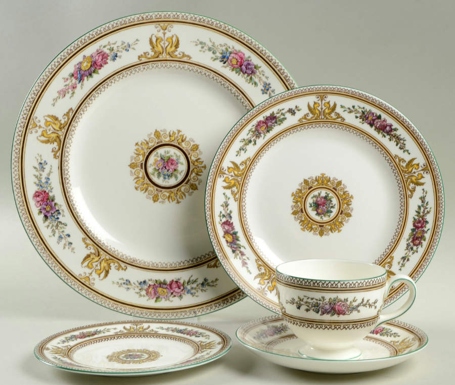 Columbia White (Center Medallion, Green Trim) 40 Piece Estate Set by Wedgwood-1
