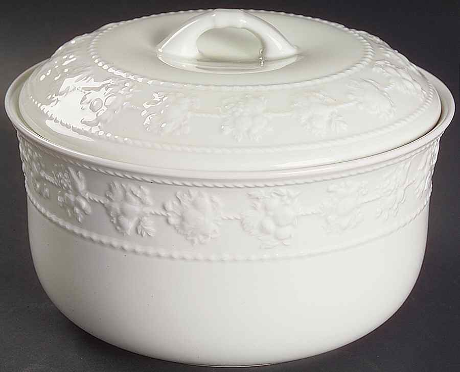 Festivity 1.5 Qt Round Covered Casserole by Wedgwood-1