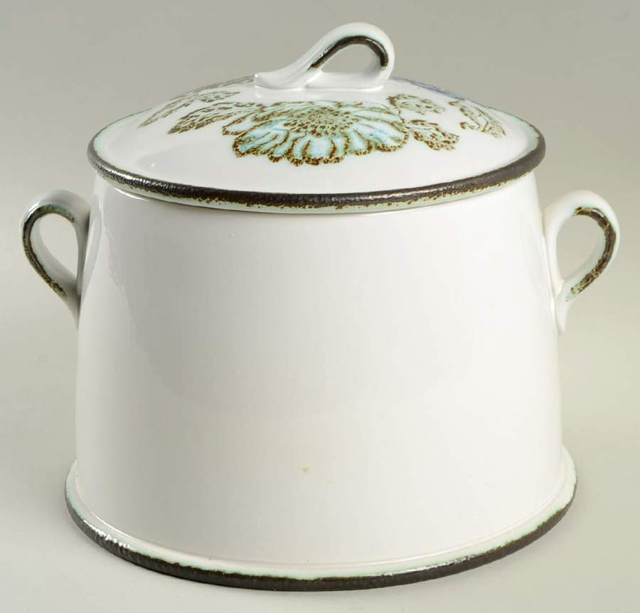 Iona 3 Quart Round Covered Casserole by Wedgwood-1