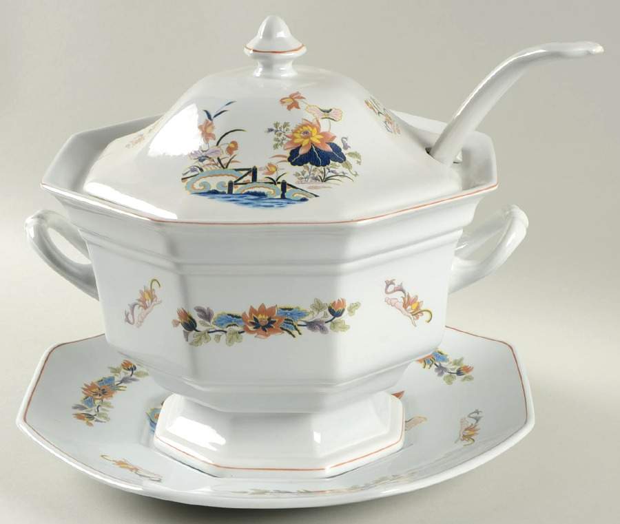 Lotus Tureen & Lid w/Ladle & Underplate by Wedgwood-1