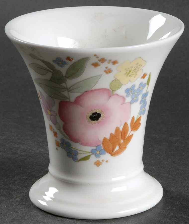 Meadow Sweet (Bone) Posey Pot by Wedgwood-1