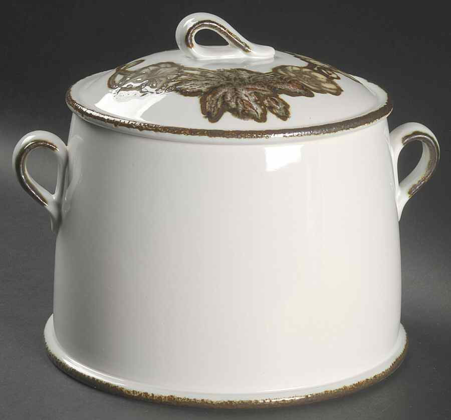 Primrose 3 Quart Round Covered Casserole by Wedgwood-1