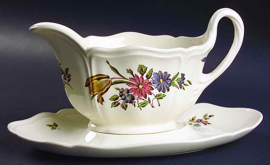 Queens Sprays Gravy Boat & Underplate by Wedgwood-1