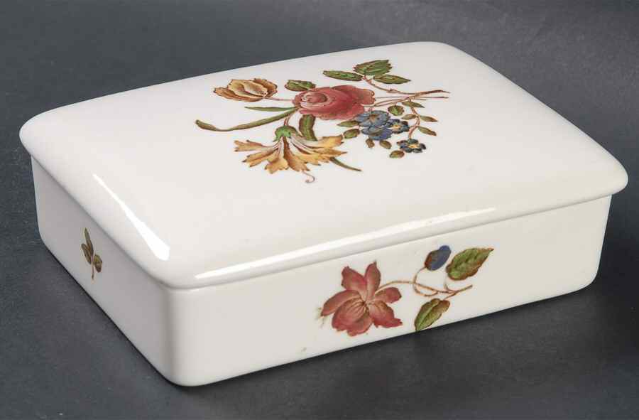 Queens Sprays Cigarette Box & Lid by Wedgwood-1