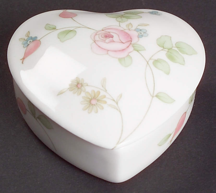 Rosehip Small Heart Shape Box & Lid by Wedgwood-1