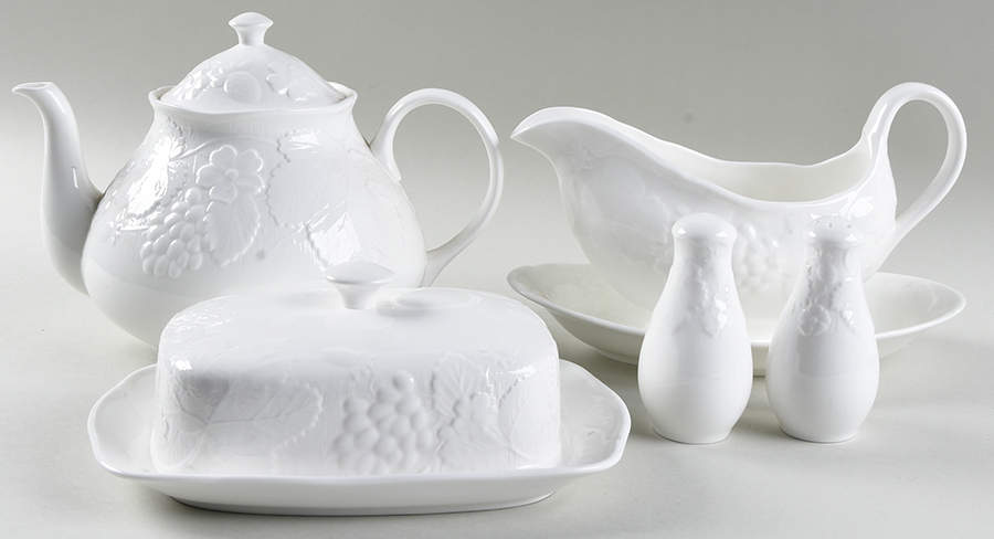 Strawberry & Vine (Bone Or Earthenware) Completer Set by Wedgwood-1