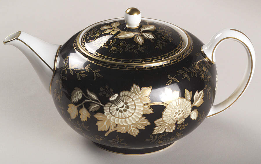Tonquin Black Teapot & Lid by Wedgwood-1