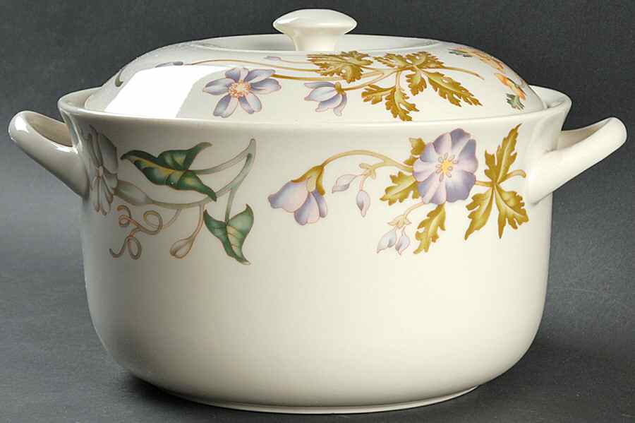 Virginia 3 Quart Round Covered Casserole by Wedgwood-1