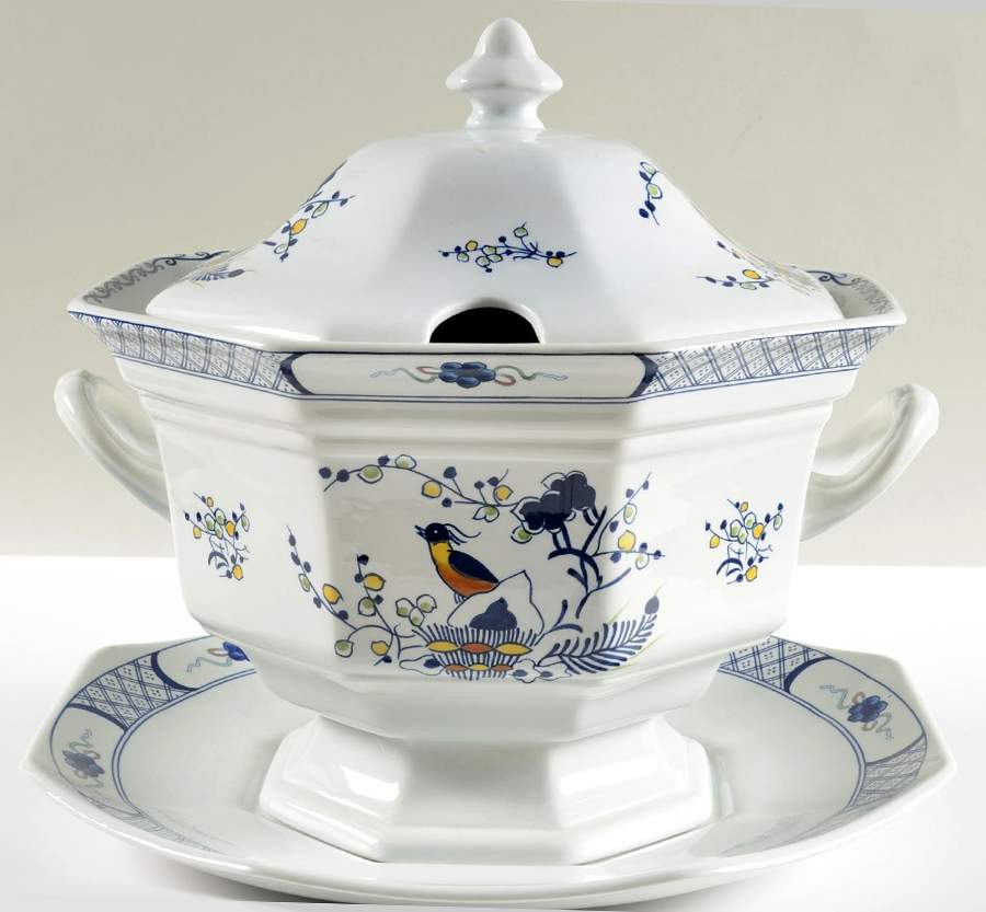 Volendam Tureen & Lid w/Underplate by Wedgwood-1