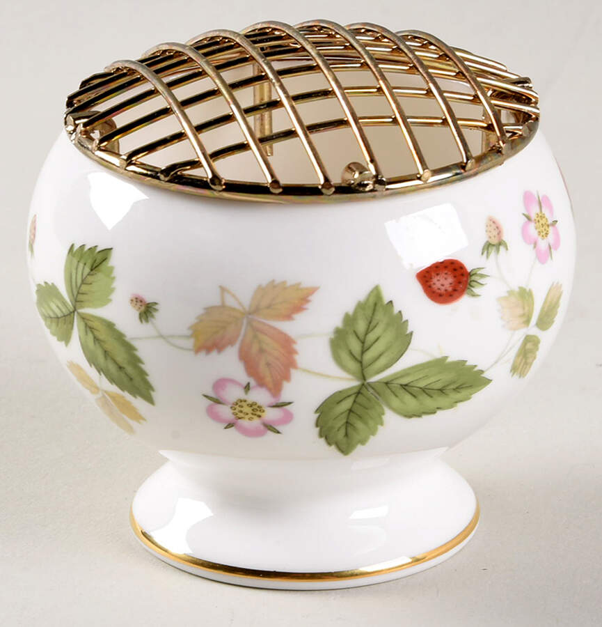 Wild Strawberry (Bone & Oven To Table) Rose Bowl & Metal Frog by Wedgwood-1