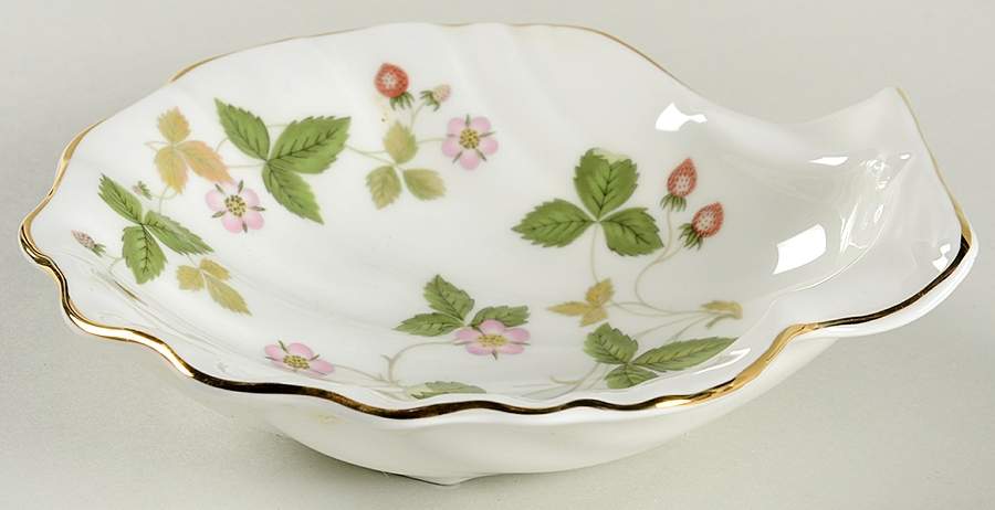 Wild Strawberry (Bone & Oven To Table) Shell Shaped Dish by Wedgwood-1