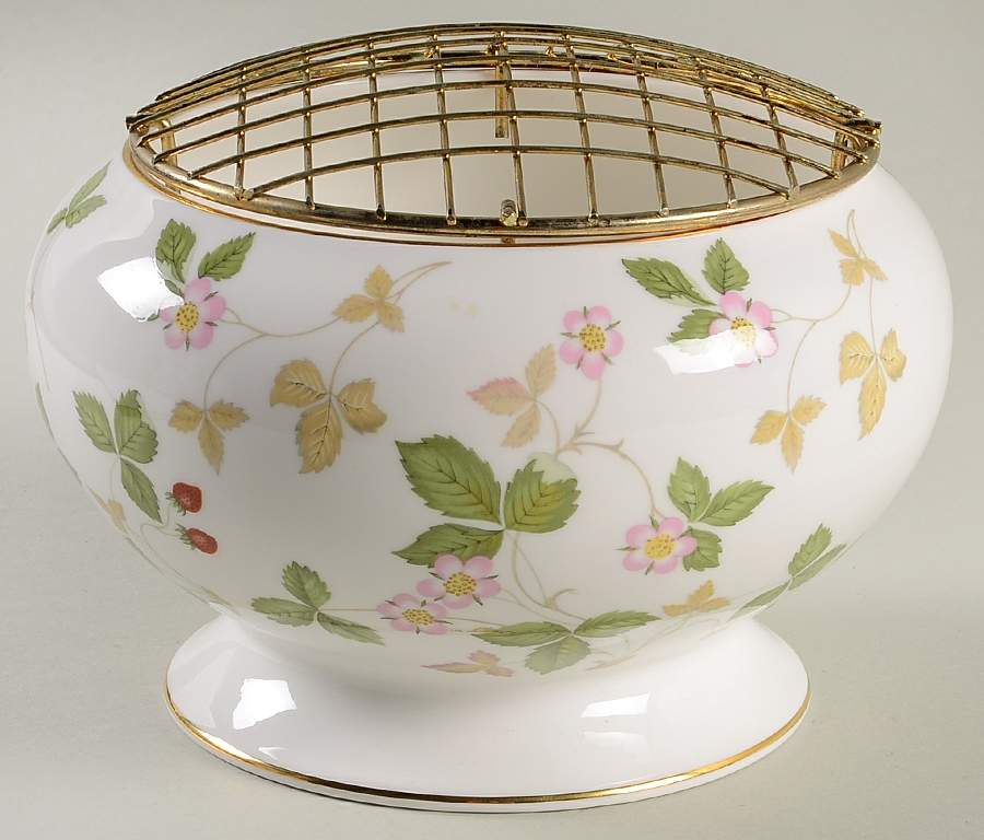Wild Strawberry (Bone & Oven To Table) Rose Bowl & Metal Frog by Wedgwood-1