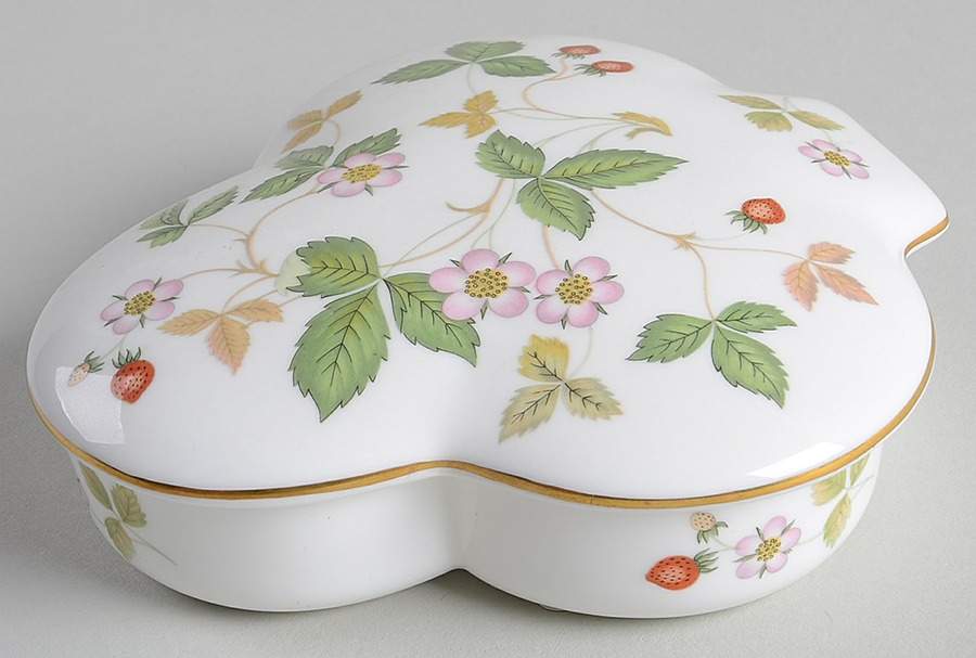Wild Strawberry (Bone & Oven To Table) Lid for Club Shape Box by Wedgwood-1