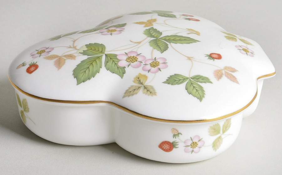 Wild Strawberry (Bone & Oven To Table) Club Shape Box & Lid by Wedgwood-1