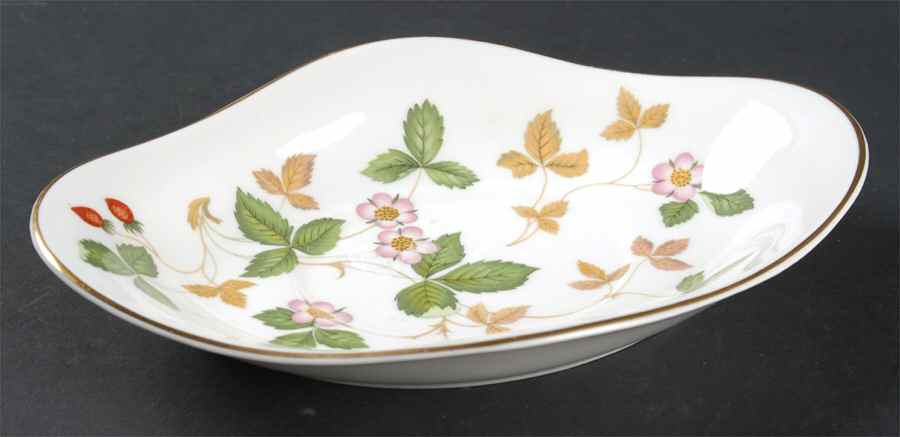 Wild Strawberry (Bone & Oven To Table) Underplate for Gravy Boat by Wedgwood-1