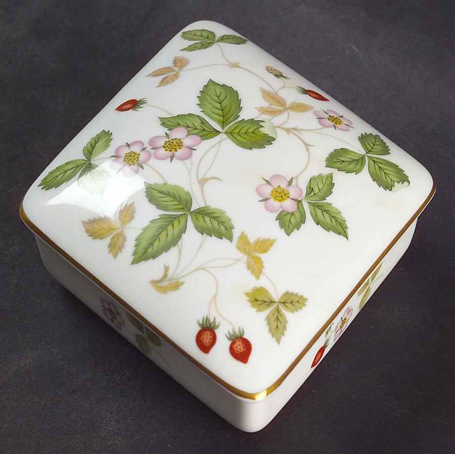 Wild Strawberry (Bone & Oven To Table) Diamond Shaped Box & Lid by Wedgwood-1