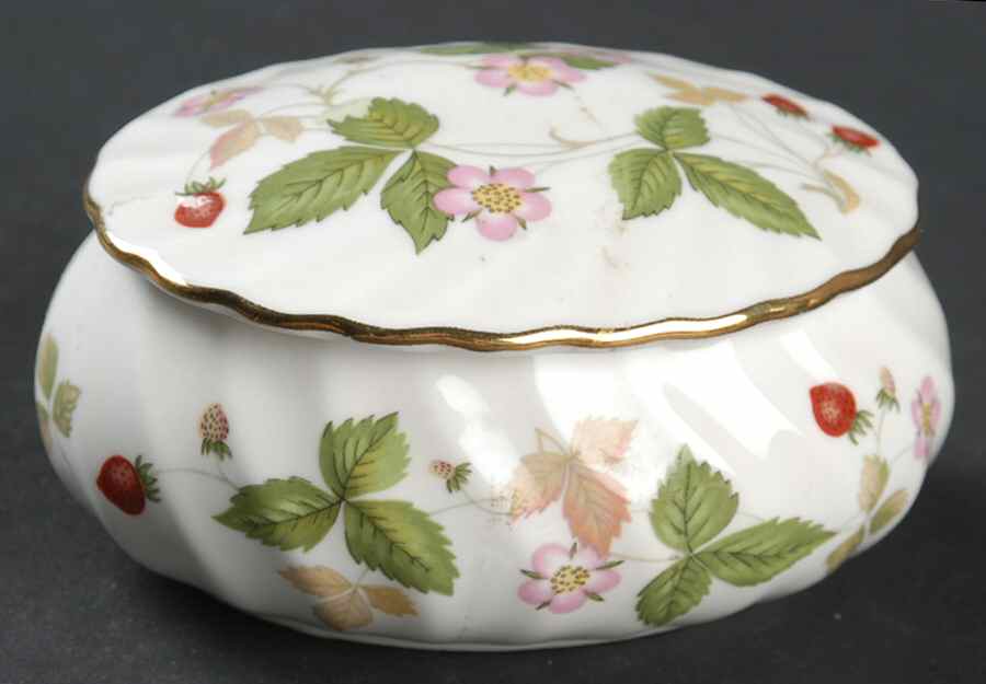 Wild Strawberry (Bone & Oven To Table) Oval Box & Lid by Wedgwood-1