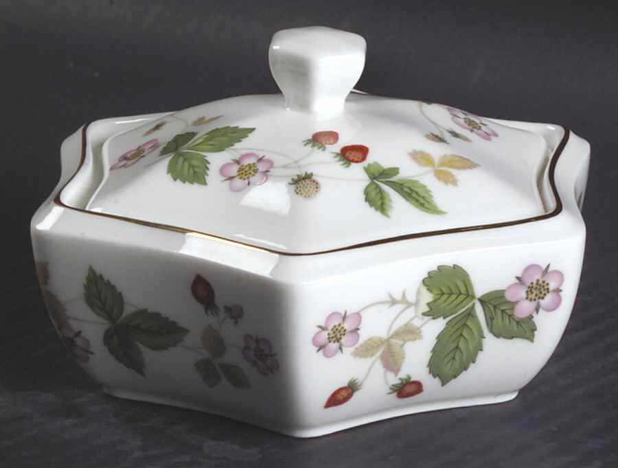 Wild Strawberry (Bone & Oven To Table) Ring Box & Lid by Wedgwood-1