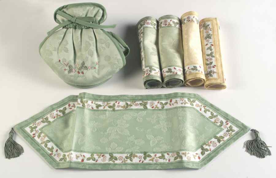 Wild Strawberry (Bone & Oven To Table) Cloth Tea Set (Tea Cosy,Placemats,Table Runner) by Wedgwood-1