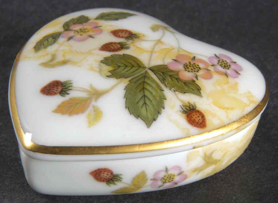 Wild Strawberry (Bone & Oven To Table) Mini Heart Shape Box with Lid by Wedgwood-1