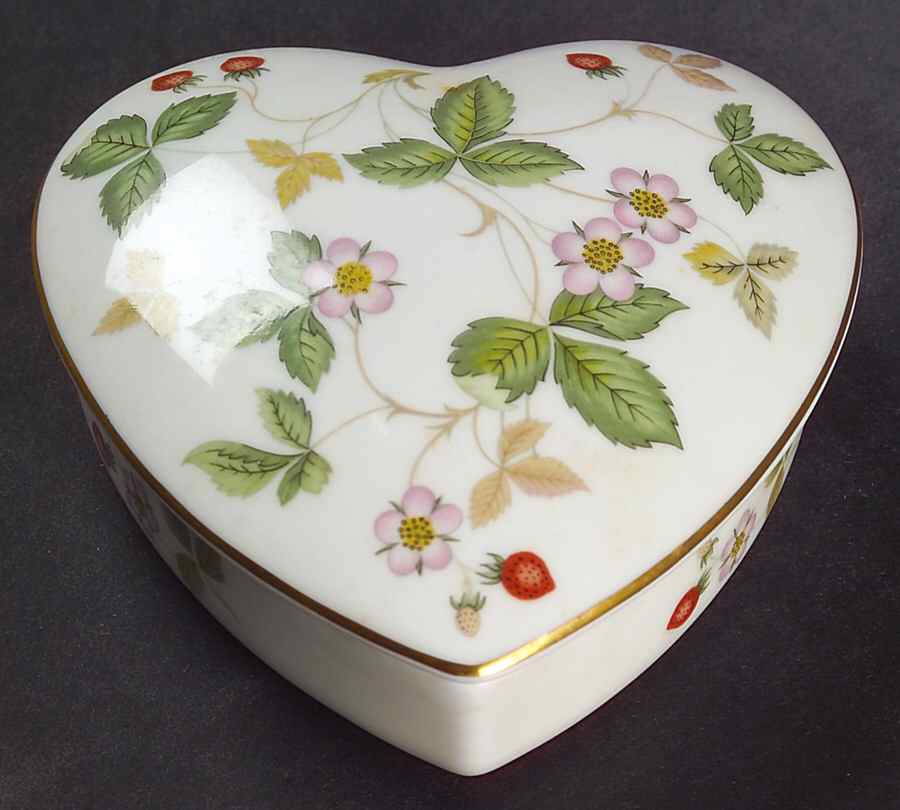 Wild Strawberry (Bone & Oven To Table) Large Heart Shape Box with Lid by Wedgwood-1