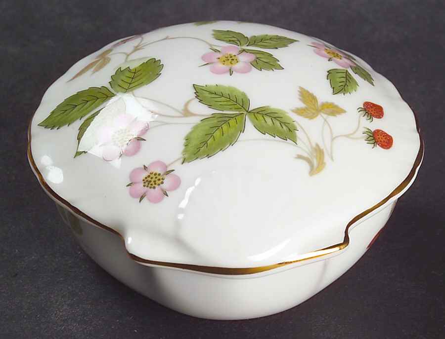 Wild Strawberry (Bone & Oven To Table) Shell Shaped Box with Lid by Wedgwood-1