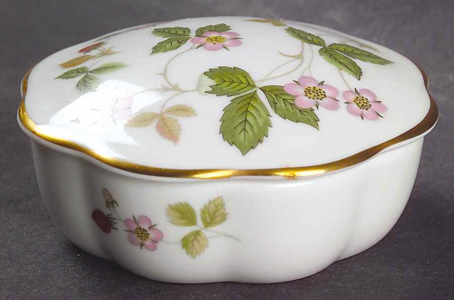Wild Strawberry (Bone & Oven To Table) 3" Round Fluted Box & Lid by Wedgwood-1