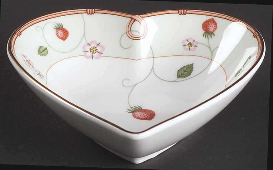 Wild Strawberry (Bone & Oven To Table) Heart Shaped Tray by Wedgwood-1