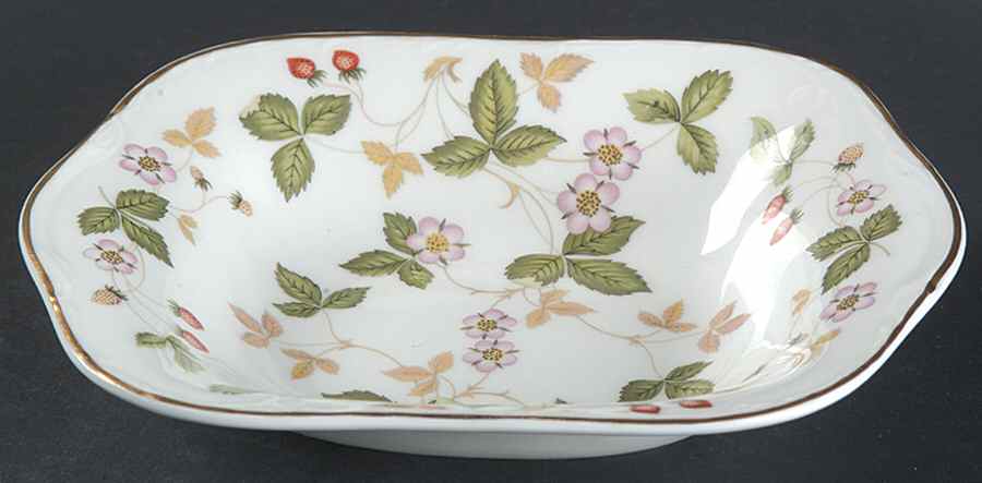 Wild Strawberry (Bone & Oven To Table) 7" Scalloped Tray by Wedgwood-1