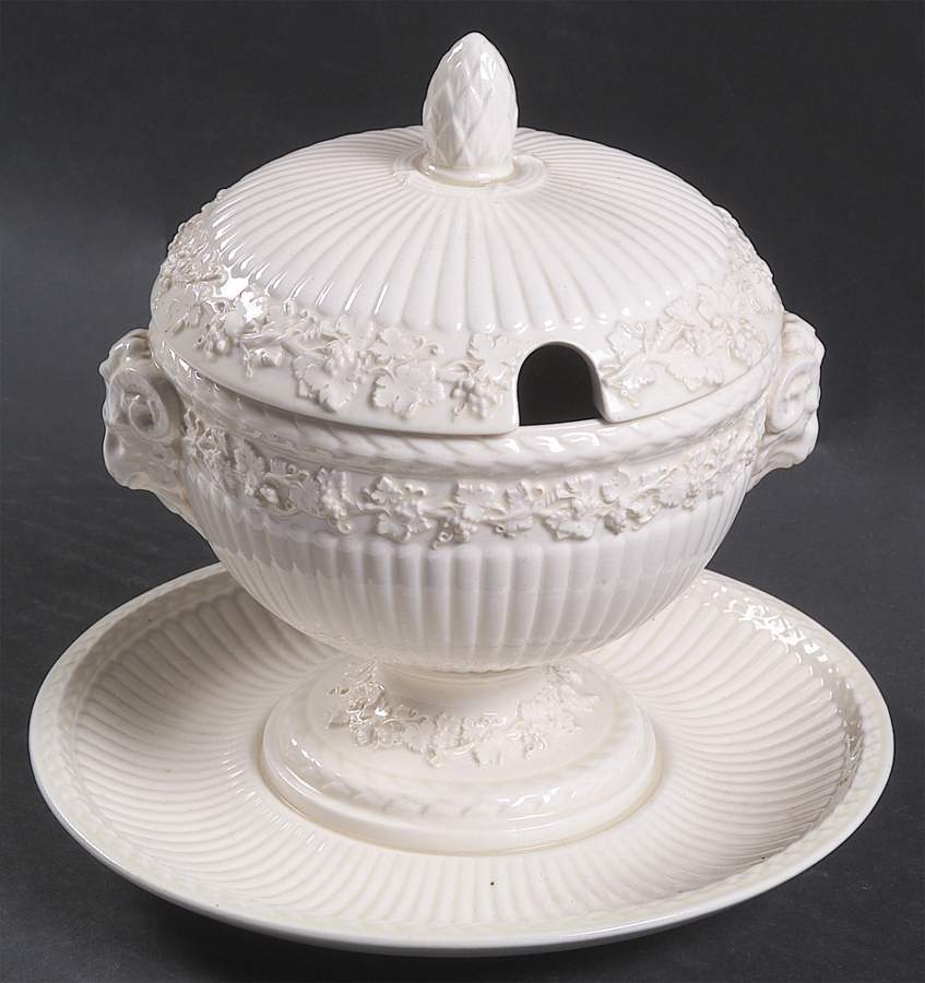 2804 (Edme, All Cream) Sauce Boat with Attached Underplate & Lid by Wedgwood-1