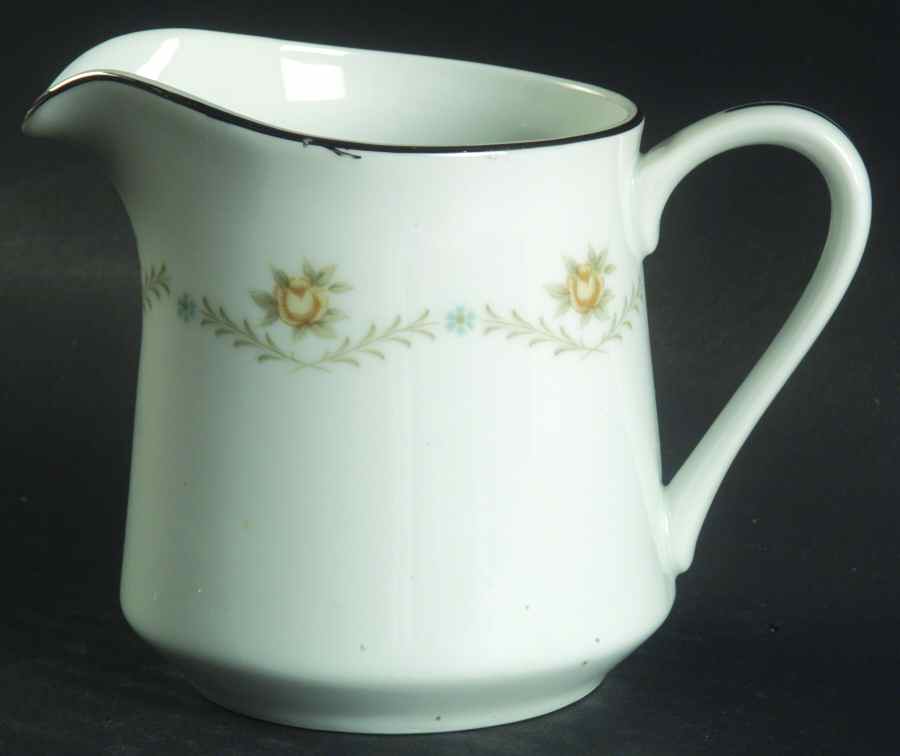 Buttercup Creamer by Wyndham-1