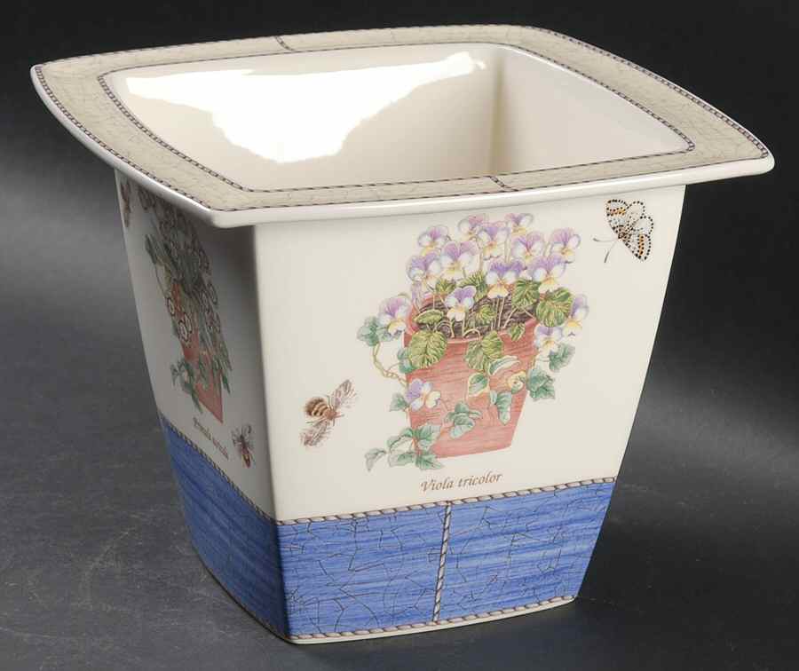 Sarah's Garden Medium Cachepot by Wedgwood-1