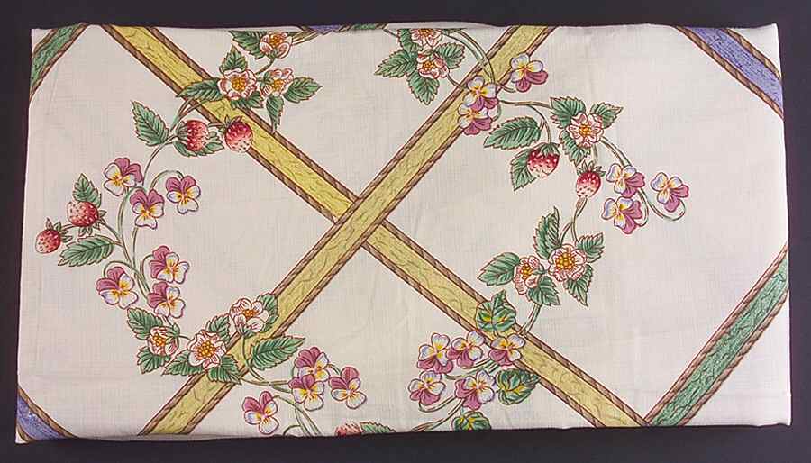 Sarah's Garden 68" X 84" Oval Tablecloth by Wedgwood-1