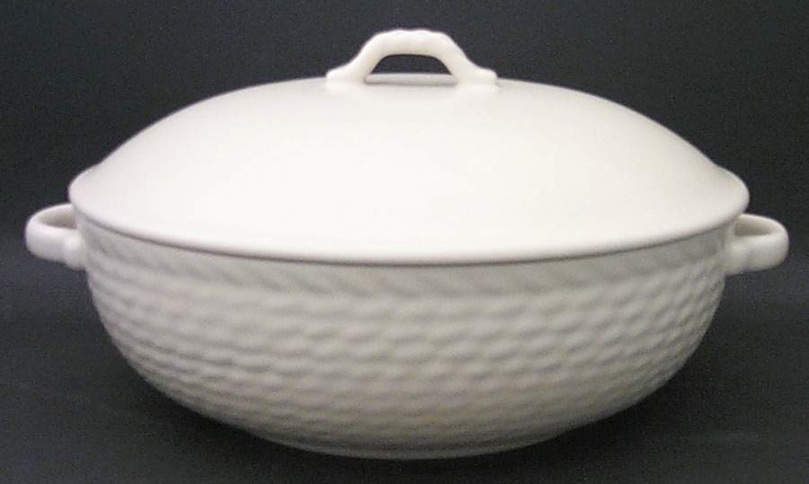 Stone Harbor Sand 2.25 Qt Round Covered Casserole by Wedgwood-1