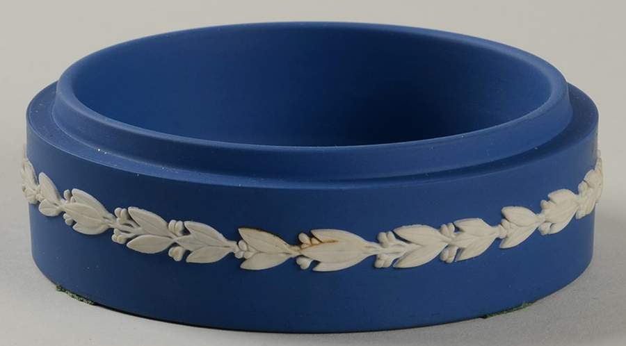 Queen Elizabeth on Royal Blue Jasperware 4" Round Box No Lid by Wedgwood-1