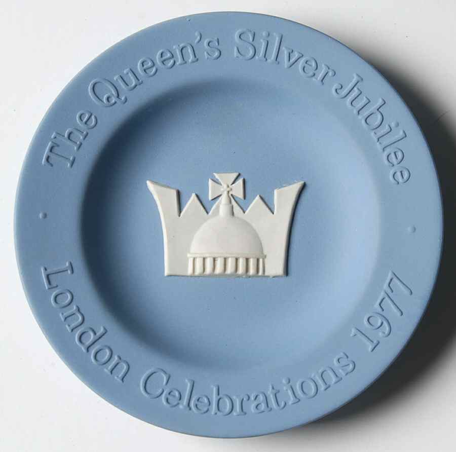 Queen Elizabeth II on Lavender Jasperware 4" Round Tray by Wedgwood-1