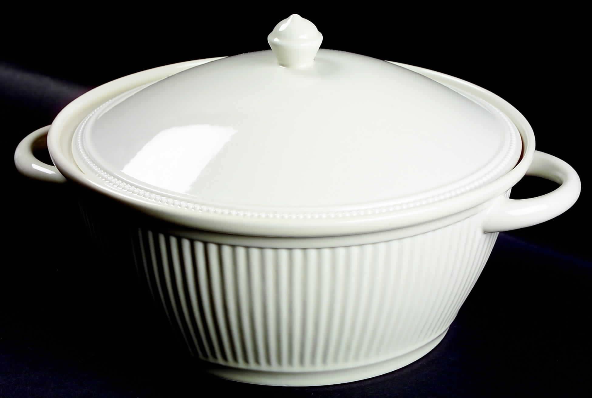 Windsor 2.5 Qt Round Covered Casserole by Wedgwood-1