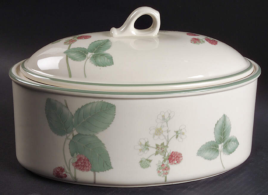 Raspberry Cane (Trim On Edge) 2.5 Quart Oval Covered Casserole by Wedgwood-1