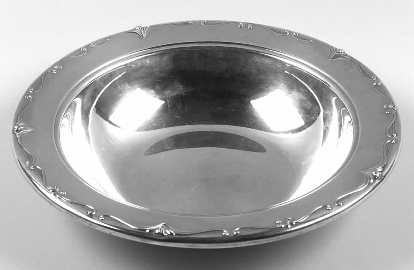 Grand Colonial (Sterling, 1942, Hollowware) Sterling Round Vegetable by Wallace Silver-1