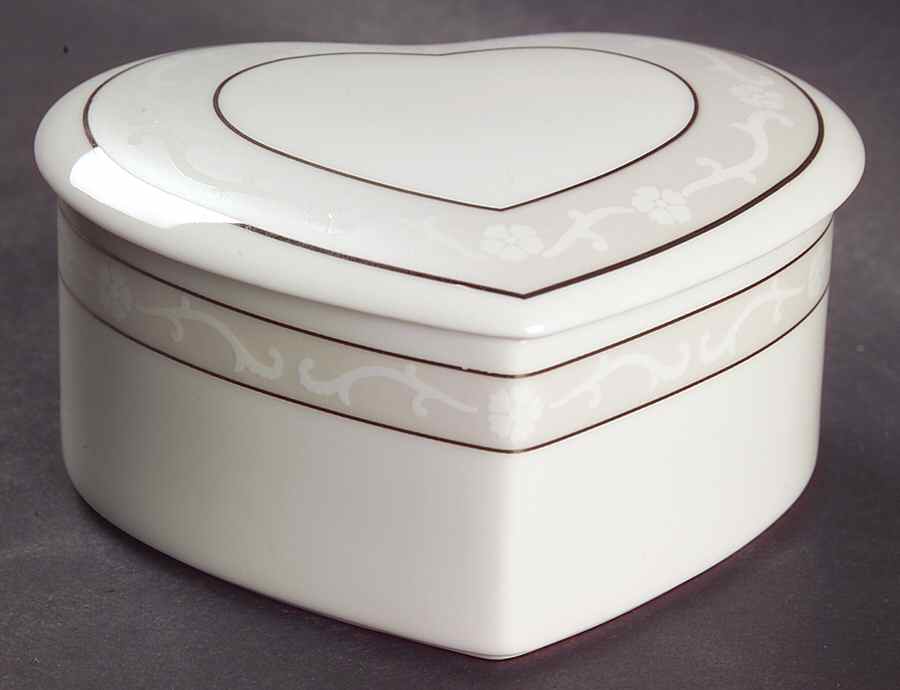 Icing Heart Shape Box & Lid by Wedgwood-1