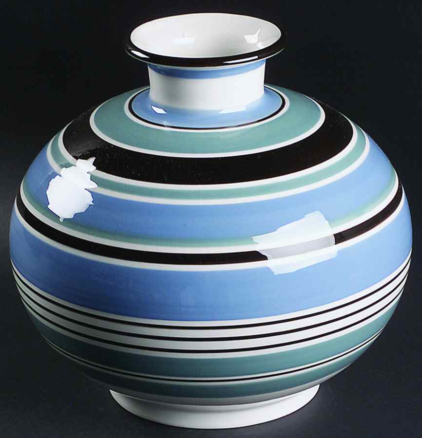 Royal Icing 8" Vase by Wedgwood-1