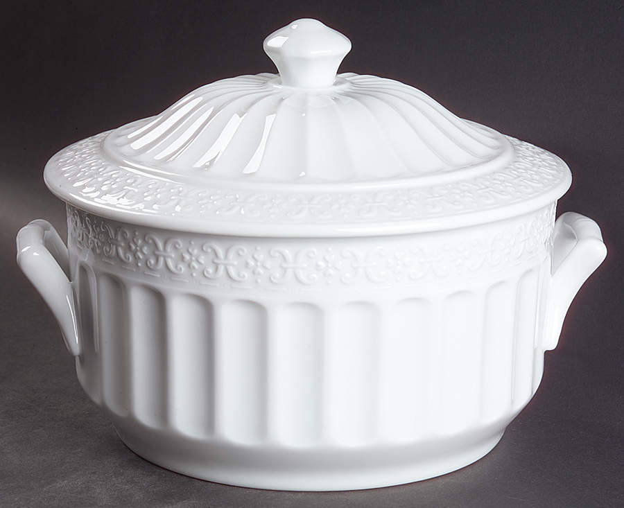 Grafton Street Accessories 3 Quart Round Covered Casserole by Waterford China-1