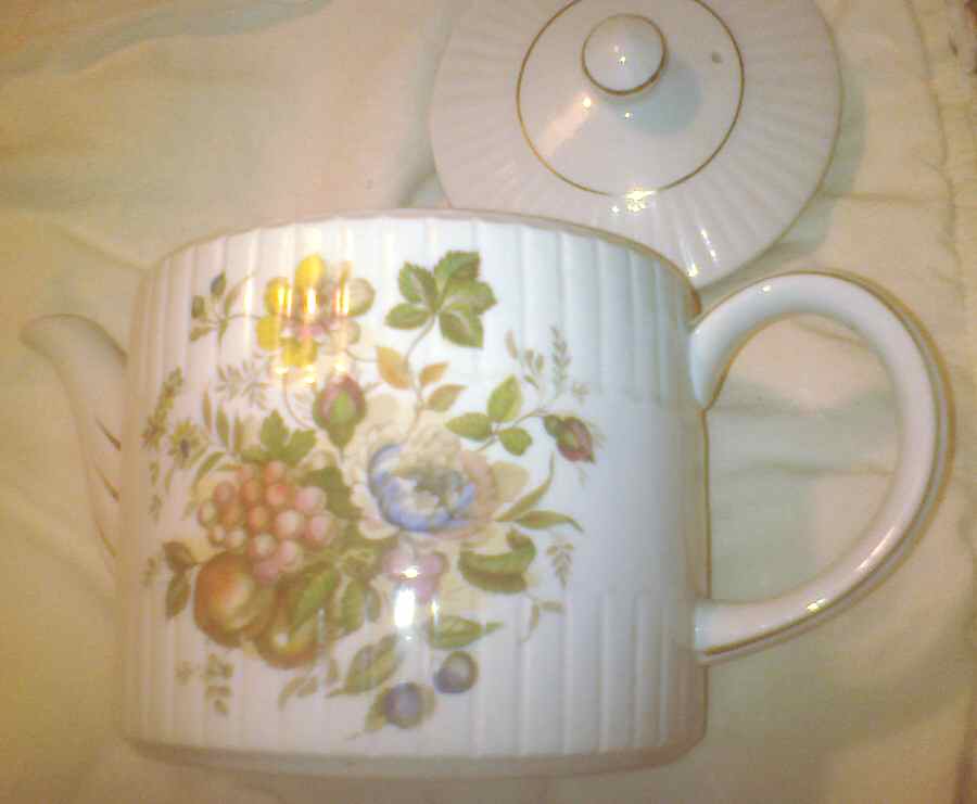 686 Teapot & Lid by Wood & Sons-1