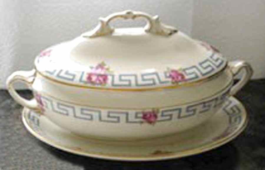 9027 Sauce Boat & Lid & Underplate & Ladle by Wedgwood-1