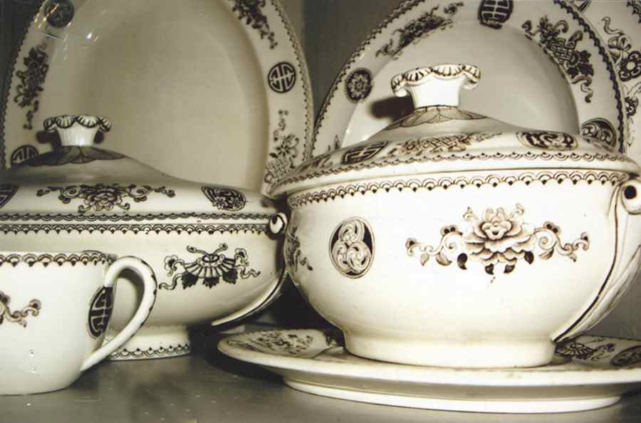 WW508 Gravy Boat & Lid w/Underplate by Wedgwood-1