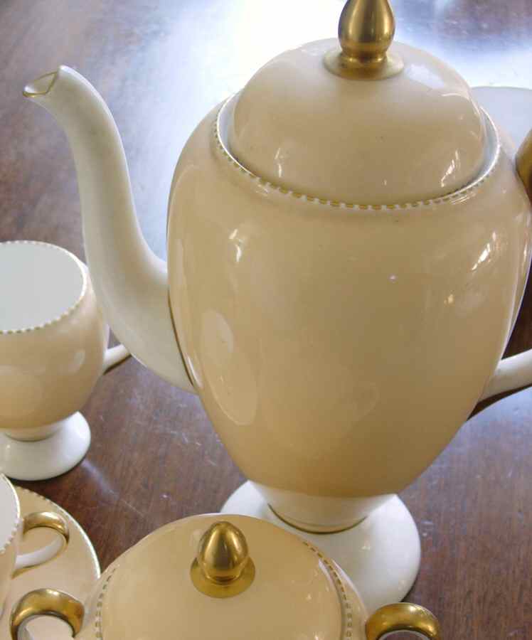 April Champagne Coffee Pot & Lid by Wedgwood-1