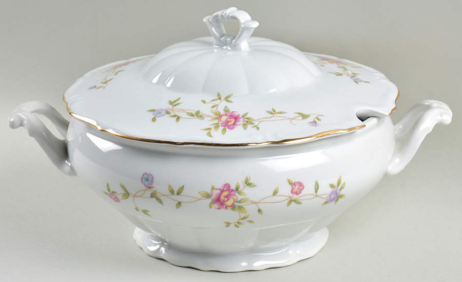 Windsor (Scalloped) Tureen &  Lid by Walbrzych-1