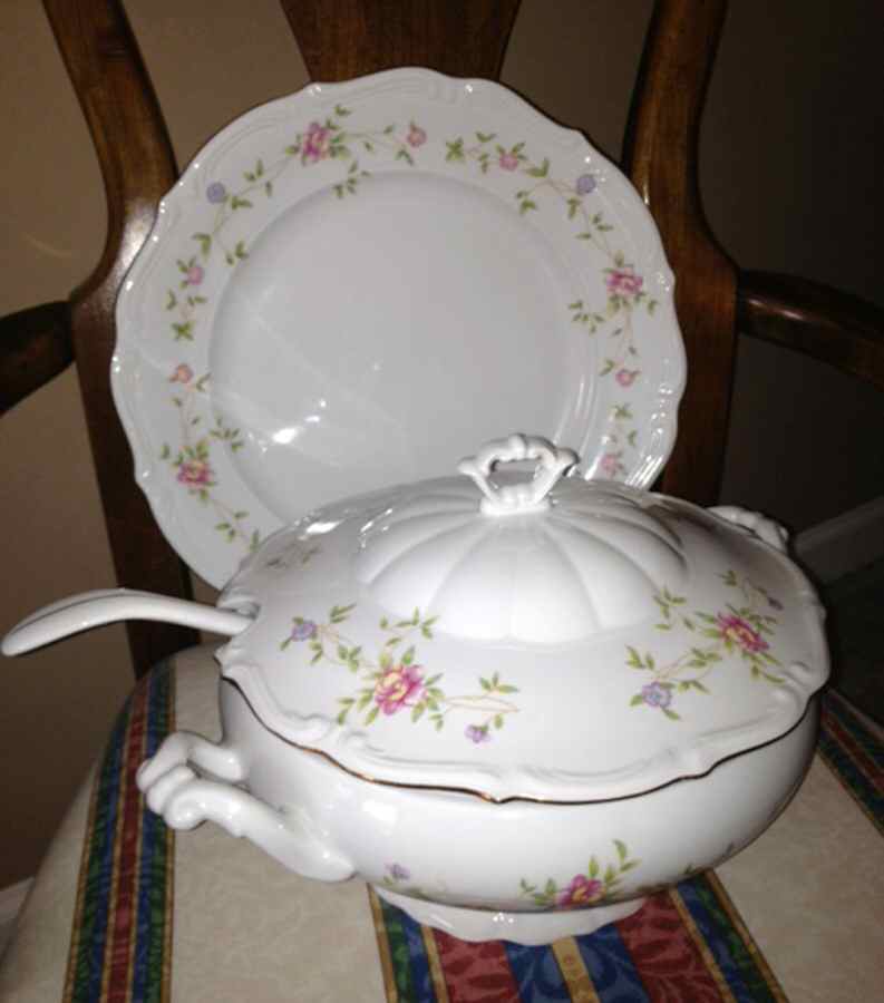 Windsor (Scalloped) Tureen & Lid w/Ladle & Underplate by Walbrzych-1