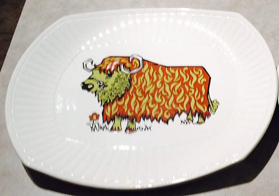 Beefeater Dinner Plate by Washington Pottery-1