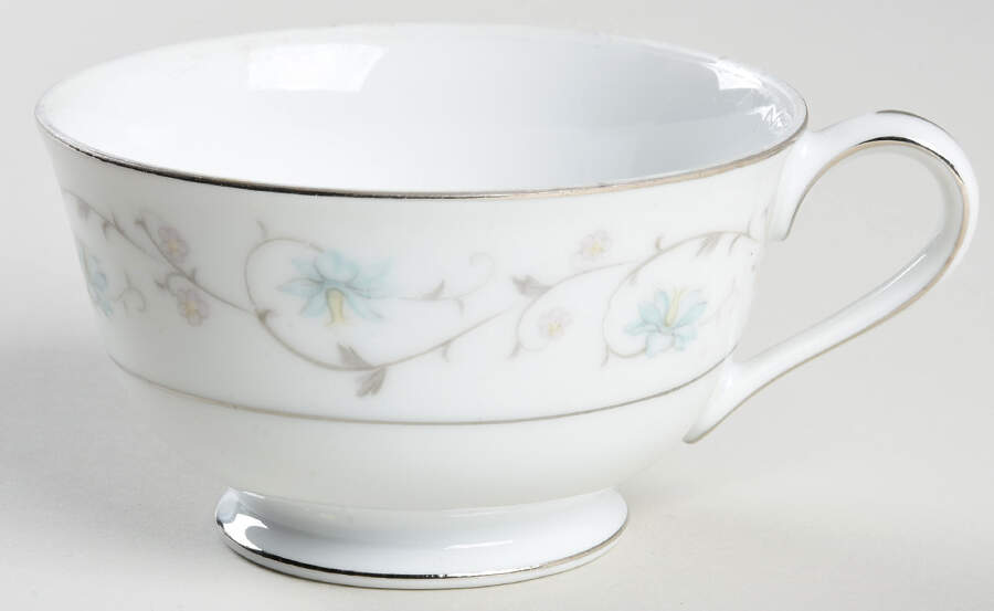 Delicate Footed Cup by Yamaka-1